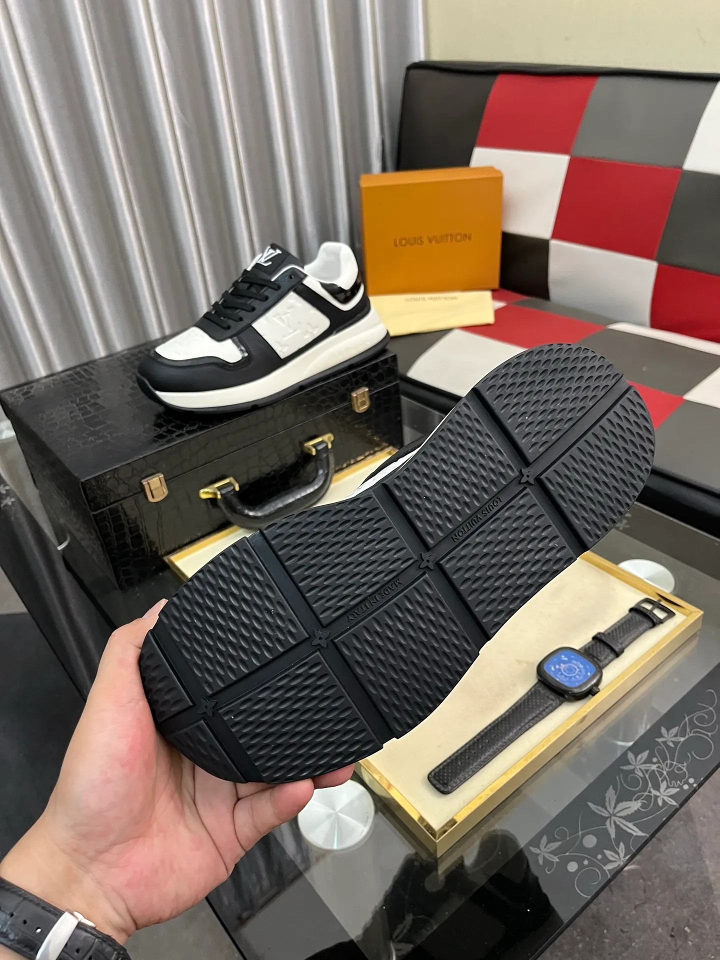Men's shoes💰438⌚️⌚️《Louis vuitton/LV Louis Vuitton》original quality.~ Unique modern style sneakers. 🏃A must-have casual shoe for trendy men😍😍 Original brand imported from Italy, imported original leather, cowhide lining (refuses to discolor and grind feet) Sole: Original sole provided by the original factory, French lazy style design ⚠️Fit to the feet Original quality code number: 38-443️⃣Colors available